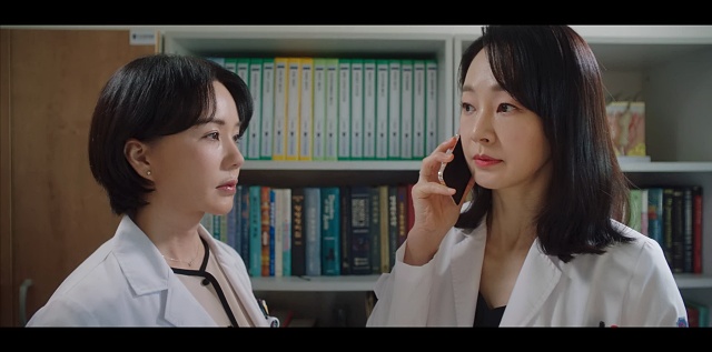 통화하는-최승회와-바라보는-차정숙