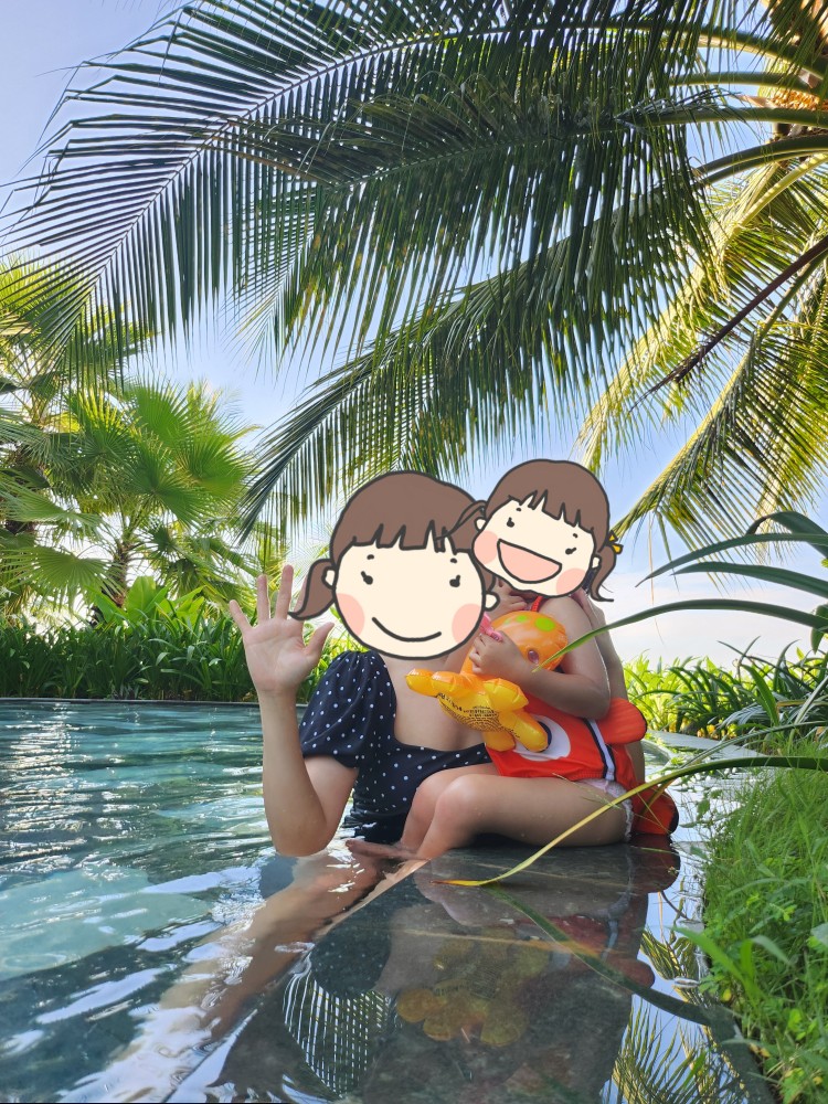 수영장의 아이와 엄마