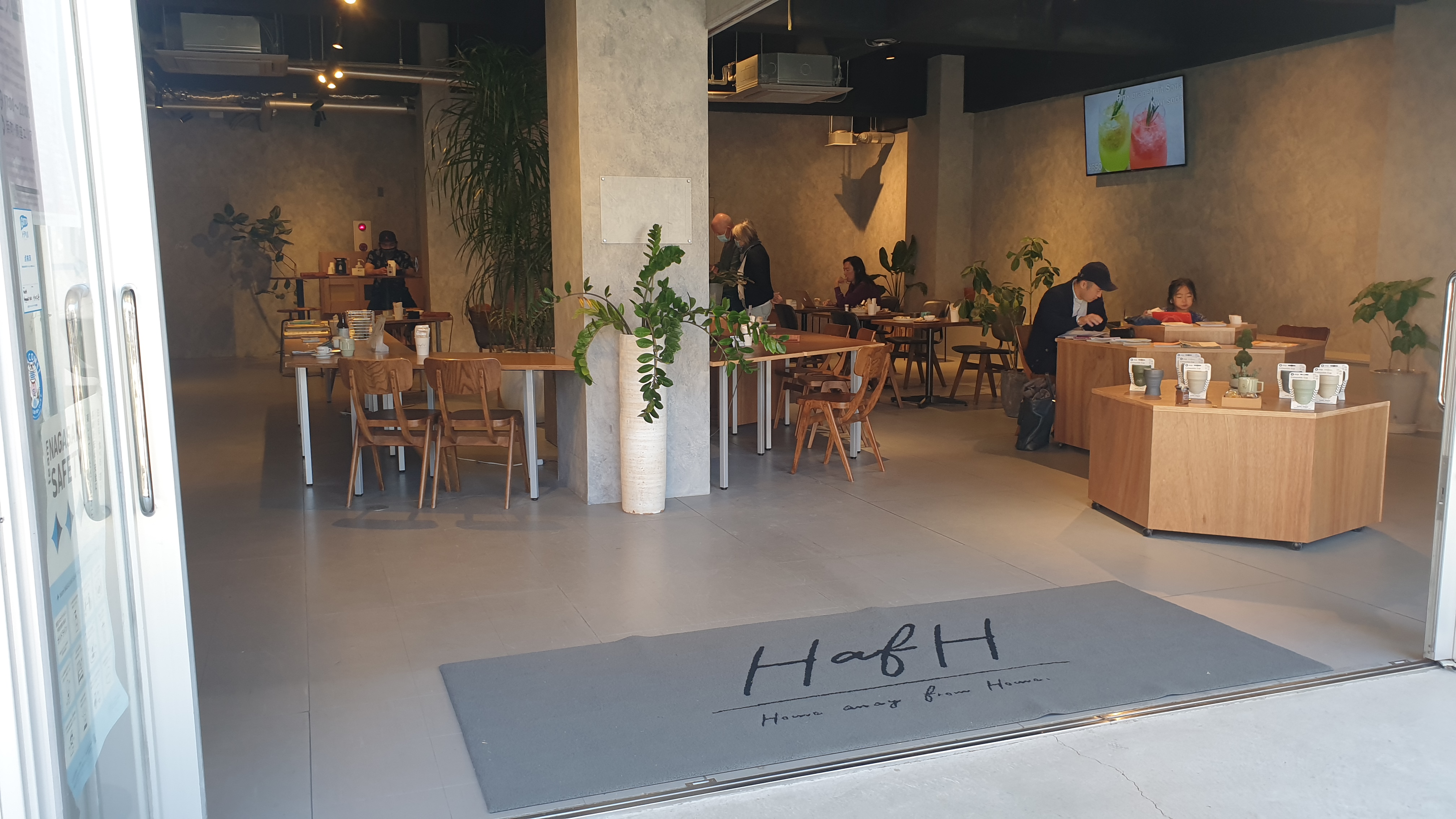 나가사키 게스트하우스 HaFH NAGASAKI SAI 아침 조식을 즐기는 관광객