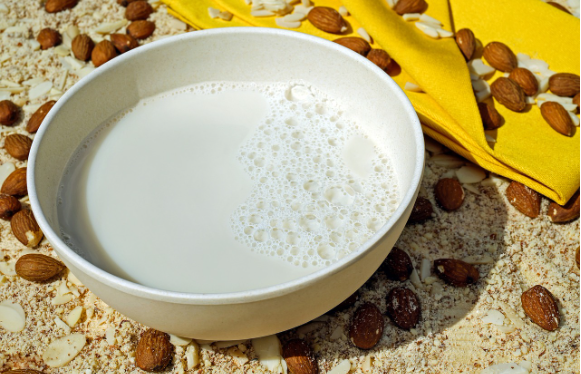 고양이가 우유를 마시면 정말 안 좋을까?