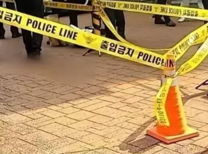 신림동-흉기난동-사건-현장에-폴리스-라인이-설치되어-있다