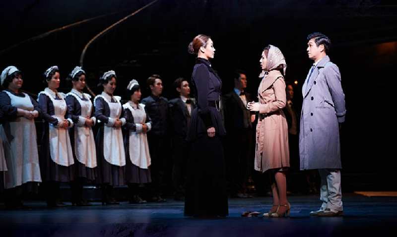 무대위에서 연기중인 배우들