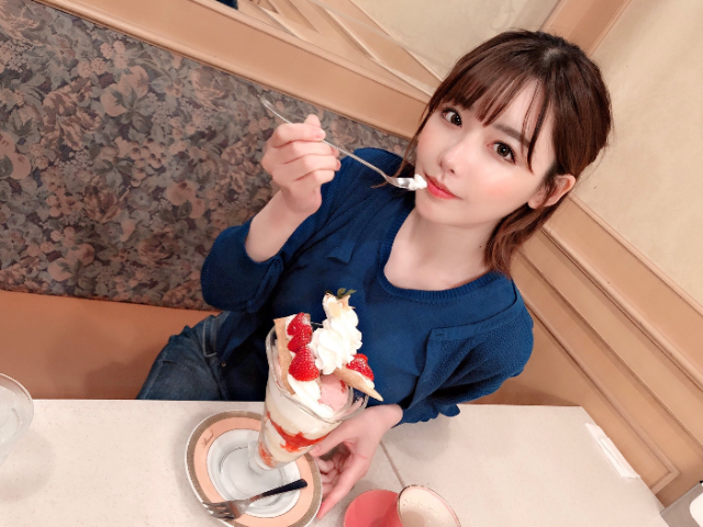 파르페를 먹는 후카다 에이미(Eimi Fukada, 深田えいみ) 사진