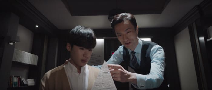 학부모의 아버지가 학생인 아들에게 피라미드의 꼭대기를 가리키며 무언가 설명하는 장면