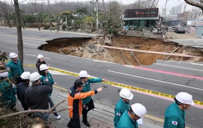 서울 강동구 싱크홀 사고 오토바이 운전자 사망