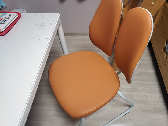 듀오백 학생의자 책상에 넣은 모습