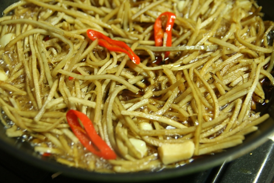 우엉 조리는 모습