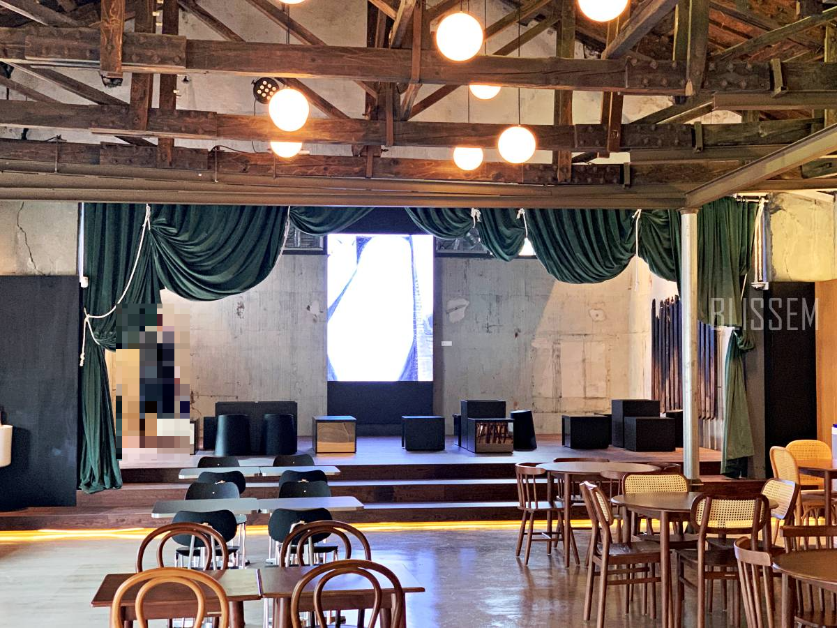 용산대형카페-용산카페추천-용산조용한카페-책읽기좋은카페-예쁜카페-벽돌집-서까래