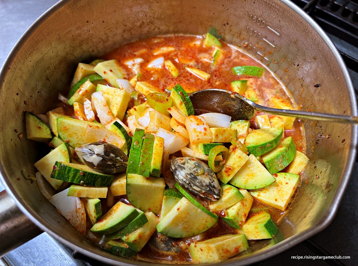 순두부 찌개에 들어간 야채와 양념을 섞어주는 사진
