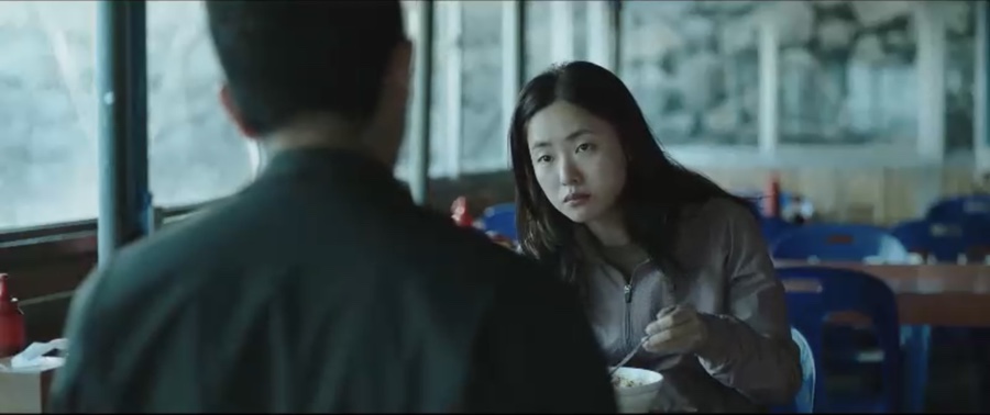 영화 낙원의 밤 동복해녀해산물직매장 전여빈 장면