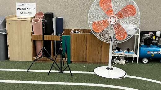 정수기, 몸풀기 위한 매트, 핸드폰 거치대, 구급키트, 에어워셔