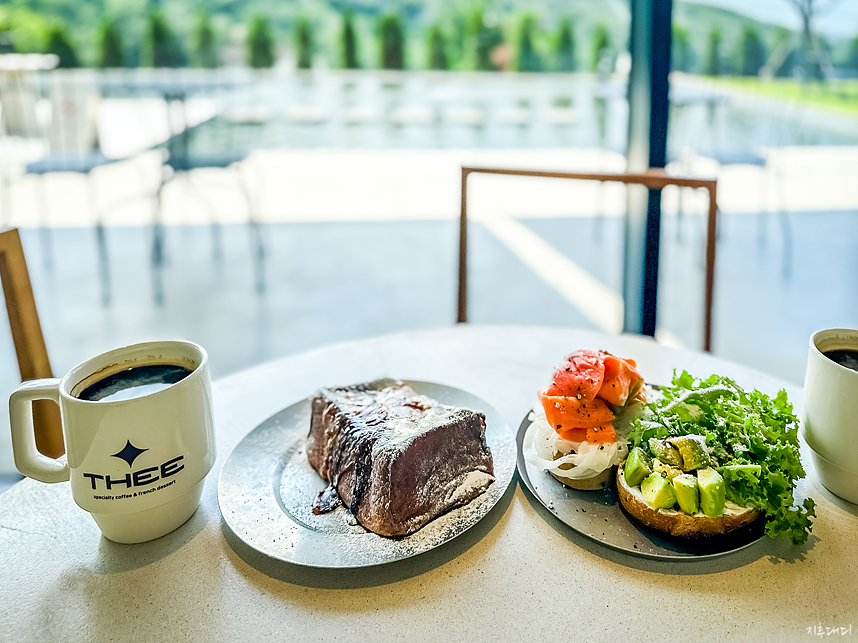 산 중턱의 예쁜 카페 카페디(CAFE THEE)