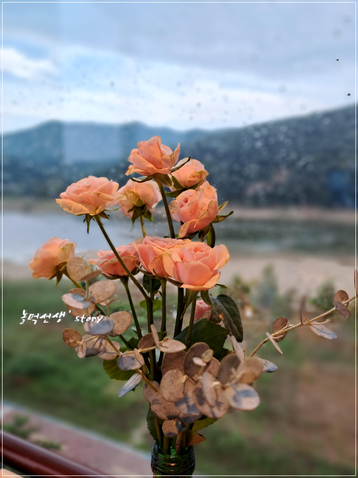 꽃이 있는 카페 식탁 2