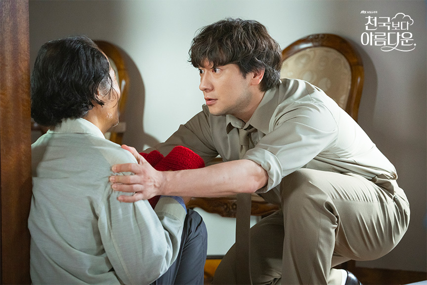 박철진에게 목도리 건네주는 낙준