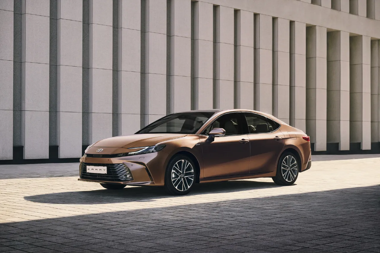 2025 토요타 캠리 하이브리드 차량 및 정보 이미지