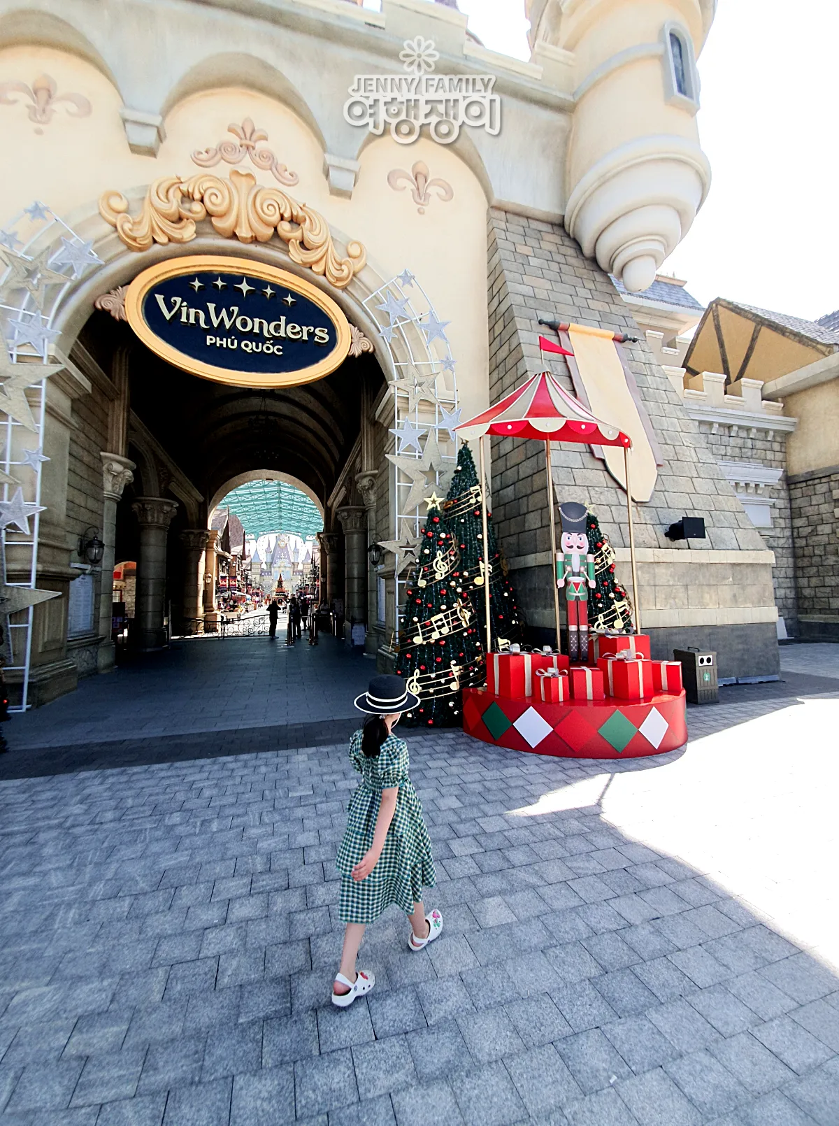 푸꾸옥-빈원더스-정문쪽으로-걸어가고-있는-한-소녀