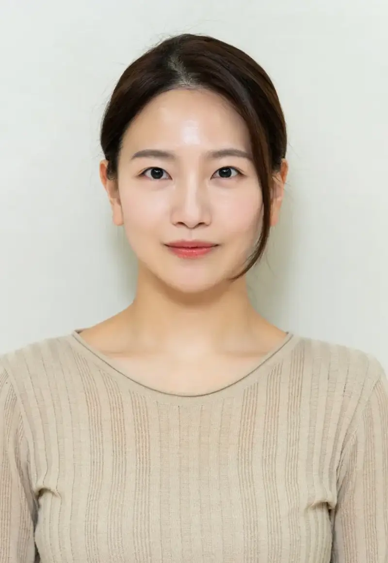 흰색을 배경으로 갈색머리에 베이색 티를 입고 있는 소방서 옆 경찰서 그리고 국과수의 우삼순