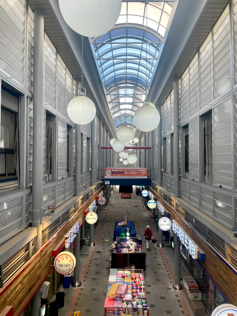 미로예술 원주 중앙시장 내부