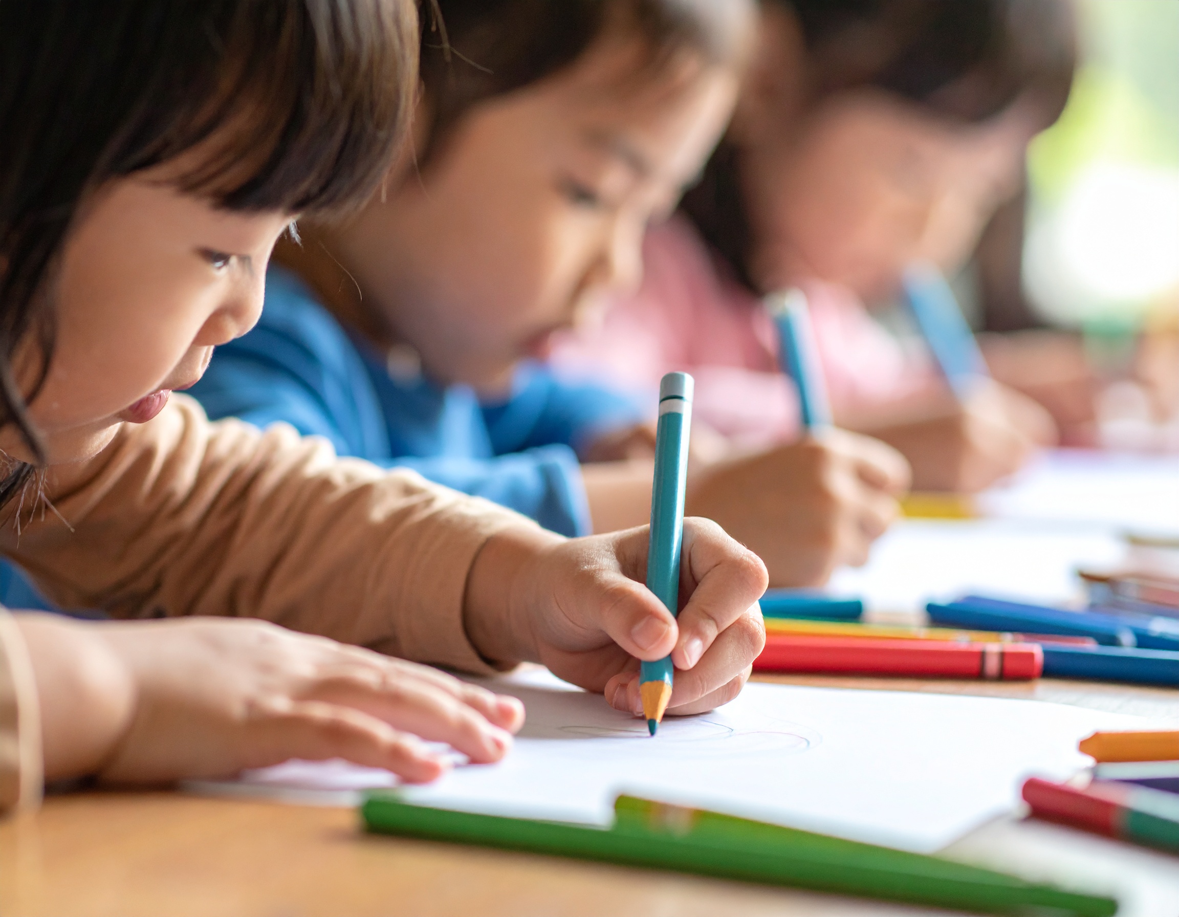 유아학비 지원, 그림 그리는 유아들