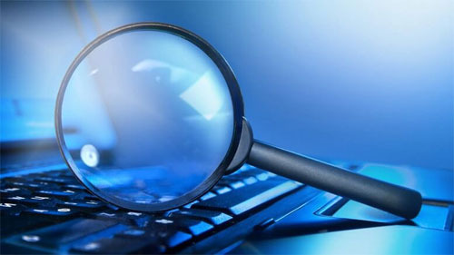 노트북-자판위에-커다란-돋보기가-놓여있음