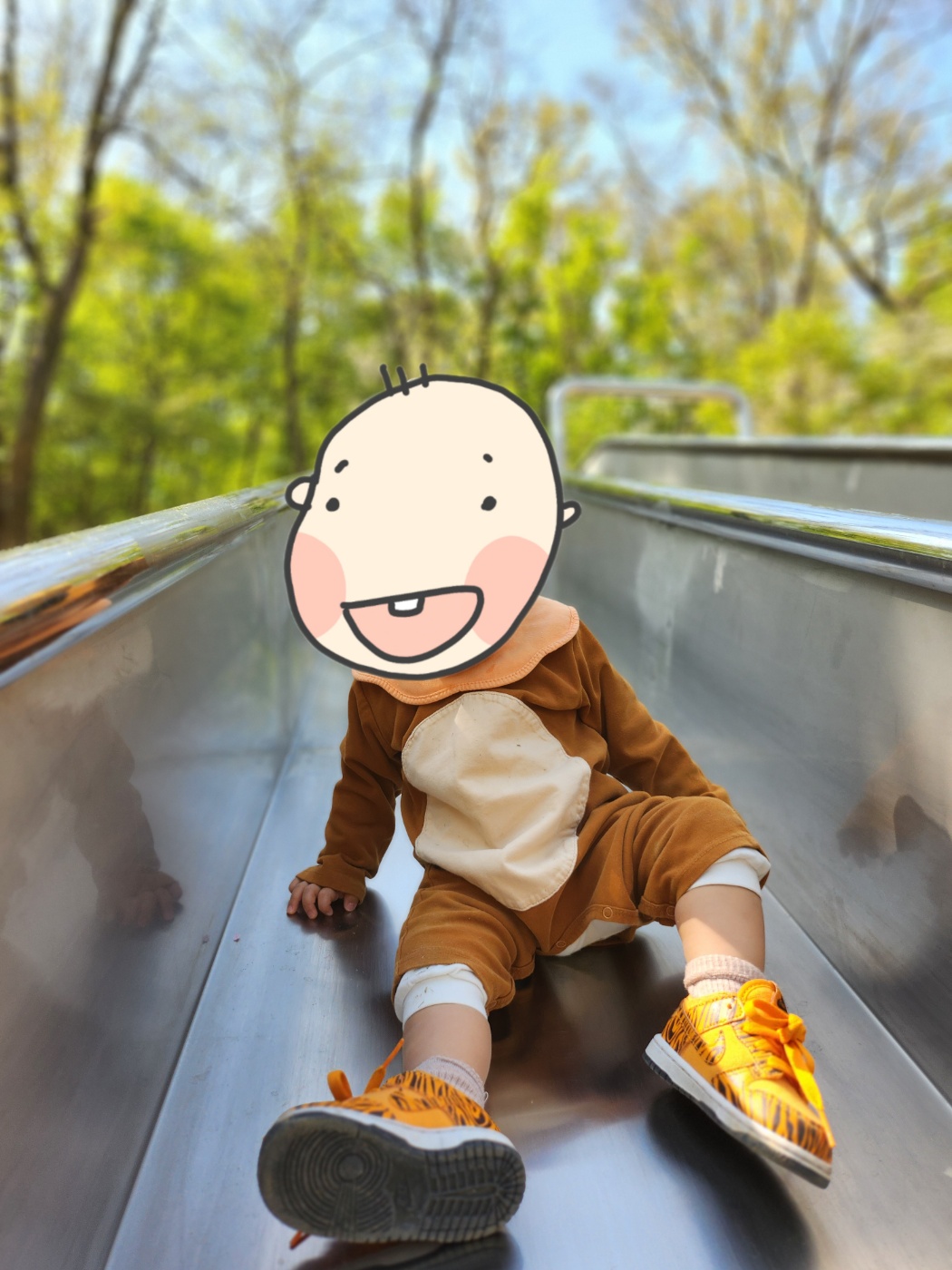 미끄럼틀을 타는 아이