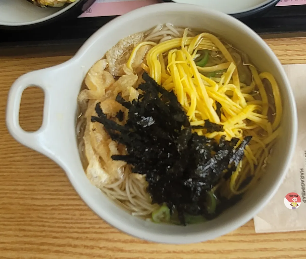 하라김밥 세트메뉴-김가루&amp;#44; 계란지단&amp;#44; 유부등의 고명이 올려진 미니잔치국수