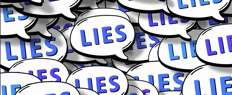 거짓말이라고 적혀있는 이름표들이 많이 놓여 있는 그림