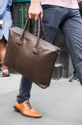 가방-들고있는-사람