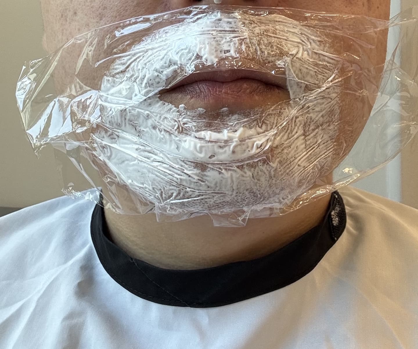 제모_할_때는_제모크림을_바르거나_냉동롤러로_쿨링마취를_합니다