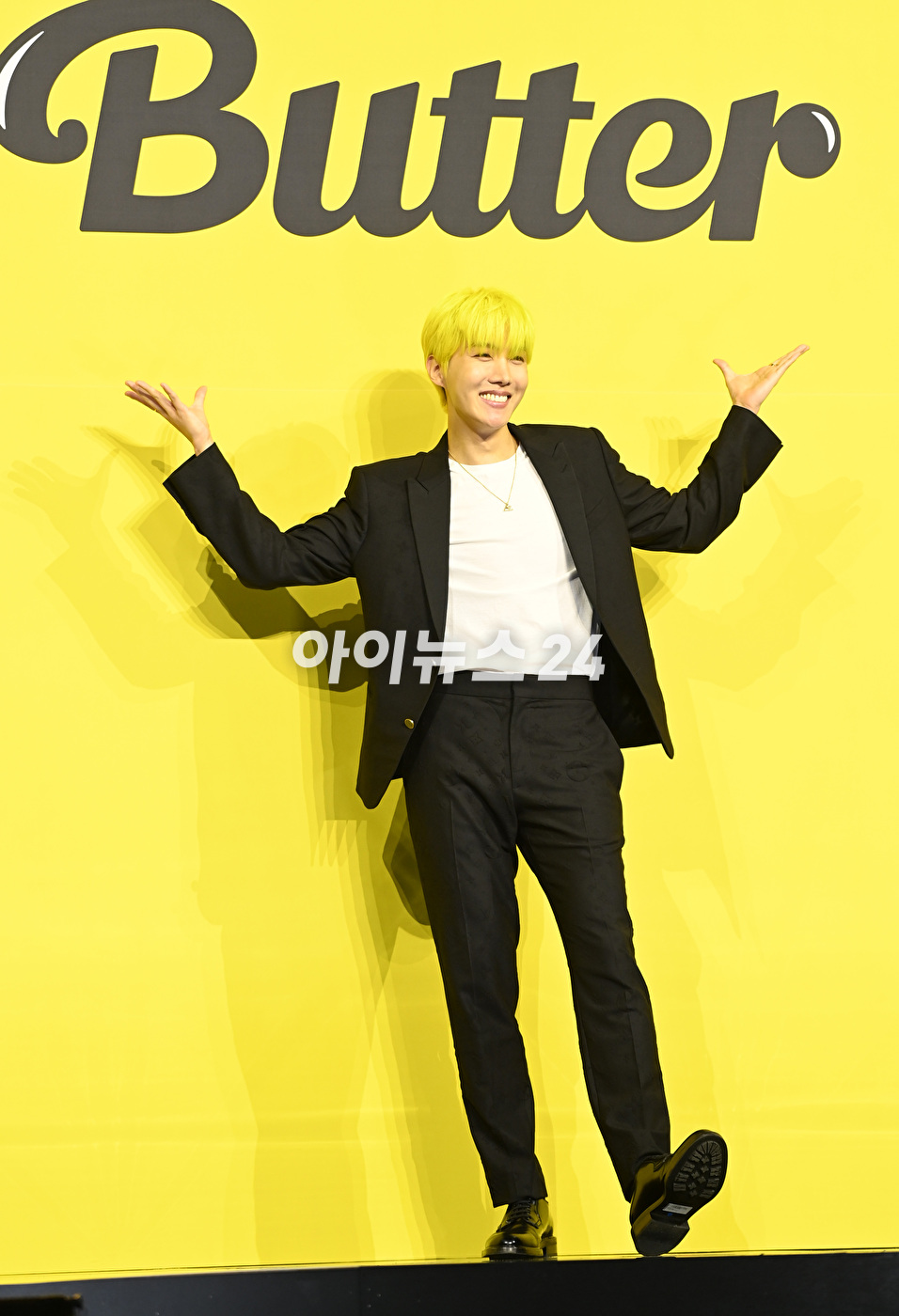방탄소년단(BTS) 새 디지털 싱글 'Butter' 발매 기념 글로벌 기자간담회가 21일 오후 서울 송파구 방이동 올림픽공원 올림픽홀에서 열렸다. 방탄소년단 제이홉이 포토타임을 갖고 있다.