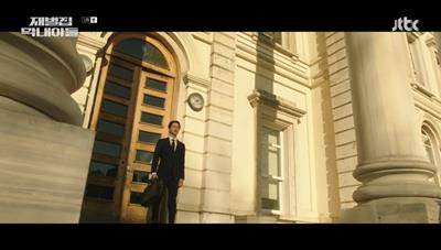 외국의 은행에서 돈을 찾아 나오는 송중기 사진입니다.