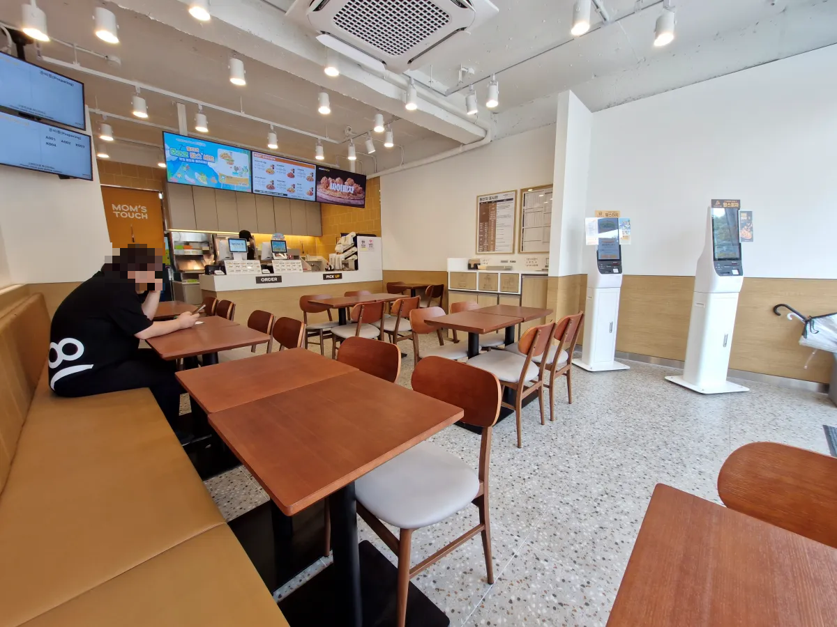 맘스터치-매장-안-테이블-모습