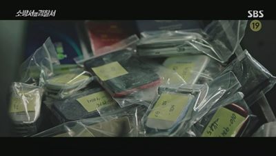 불법으로 세탁 된 휴대폰이 모여있는 사진입니다.