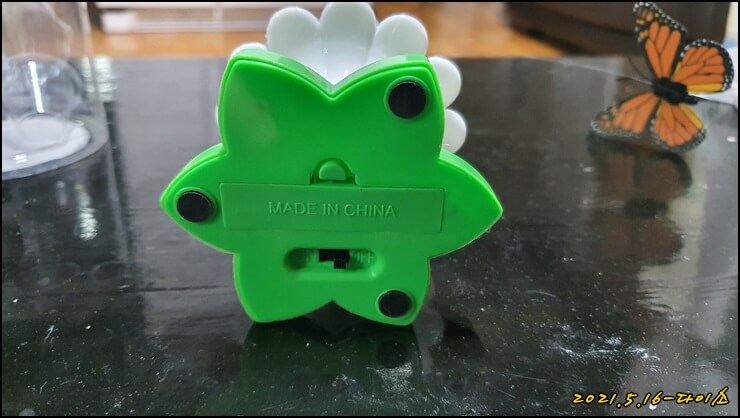 장난감-밑부분에-있는-건전지-투입구-부분