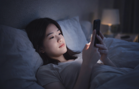 자기 전 스마트폰 사용이 수면에 미치는 영향 -숙면을 위한 저녁 습관 정리 관련 사진