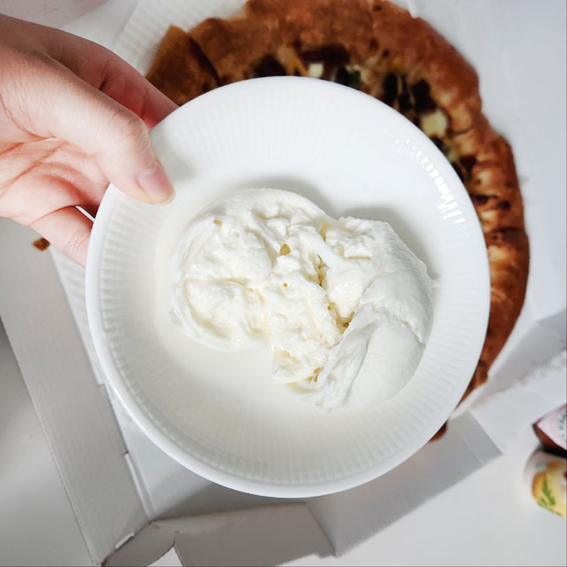 피자와 부라타치즈