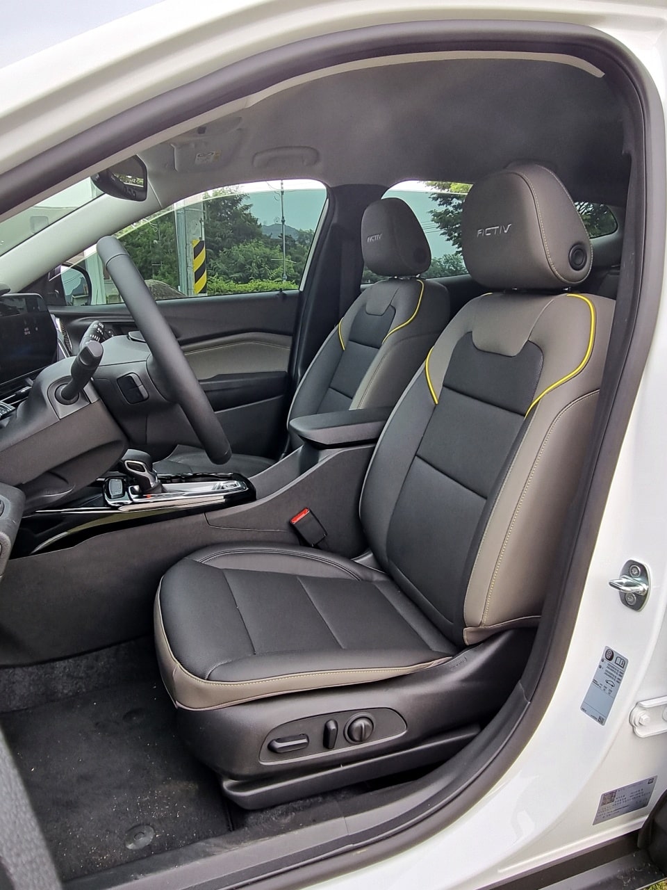 트랙스 크로스오버 운전석입니다.