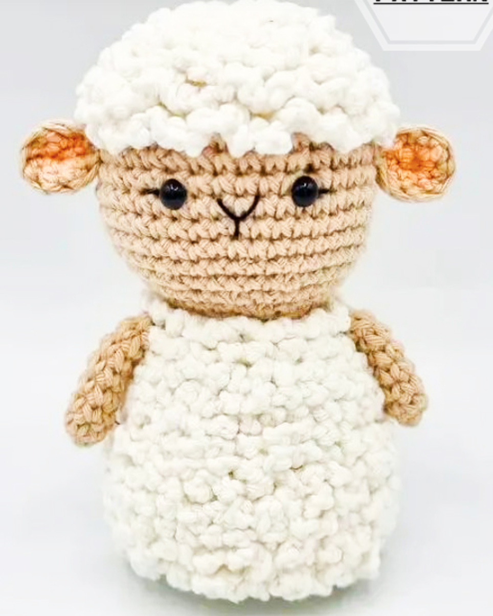 코바늘 뜨개질로 만든 양인형