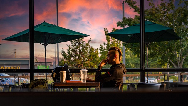 스타벅스: 커피를 넘어선 '제3의 공간'의 탄생과 진화