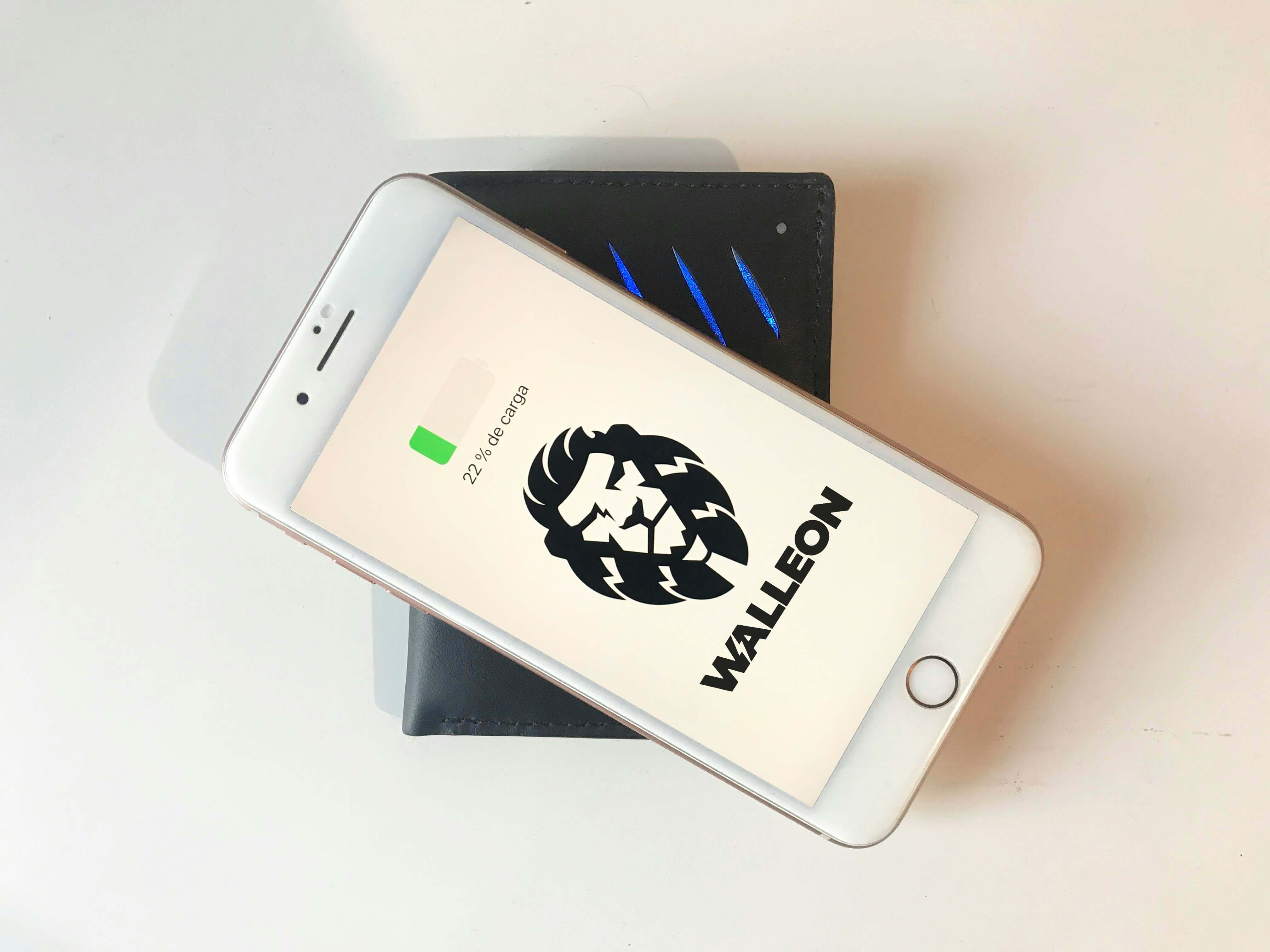 배터리 부족 상태에서 아이폰 지갑 앱을 사용하는 모습