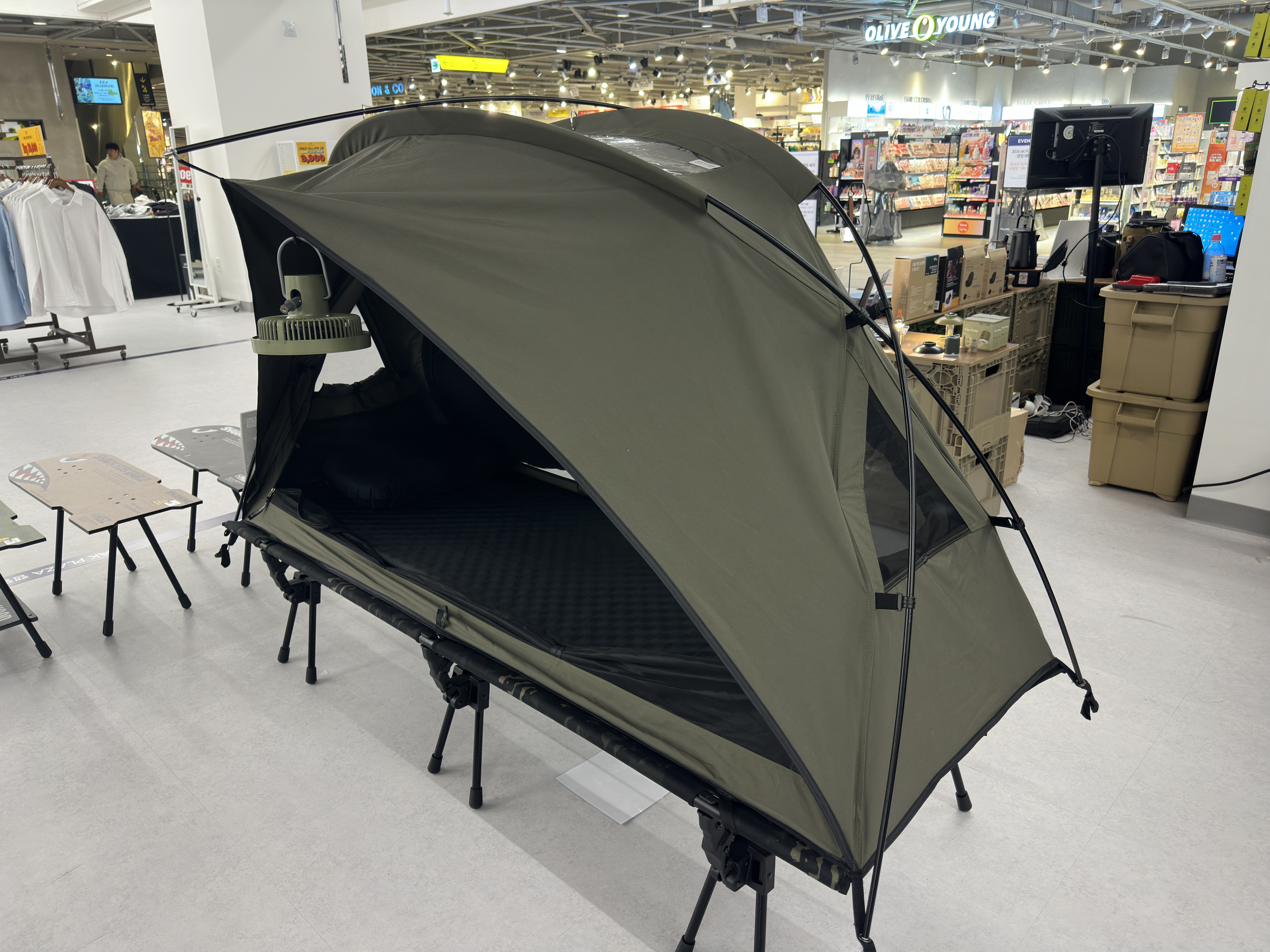 야전침대와 텐트