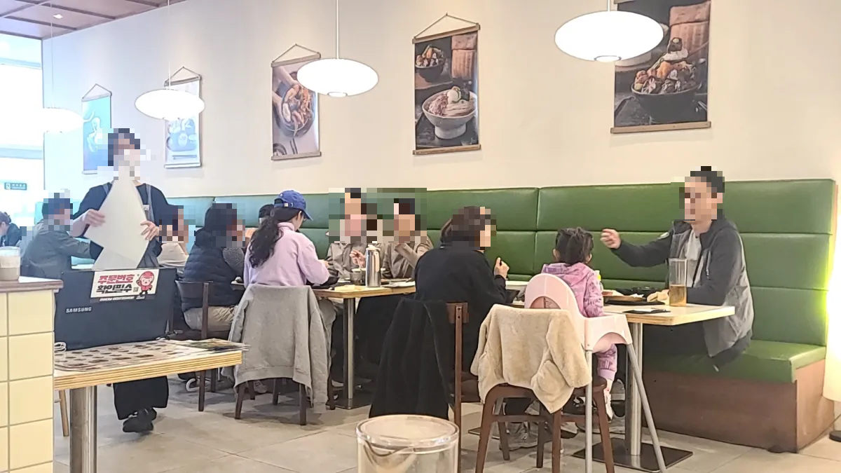 이마트월계점-온기정매장-테이블좌석-식사하는사람들