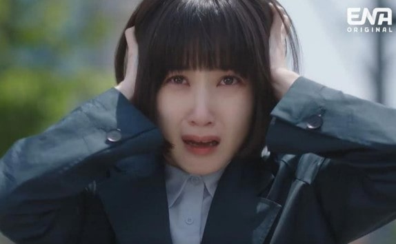 우영우가 귀를 막고 고통스러워 하는 모습
