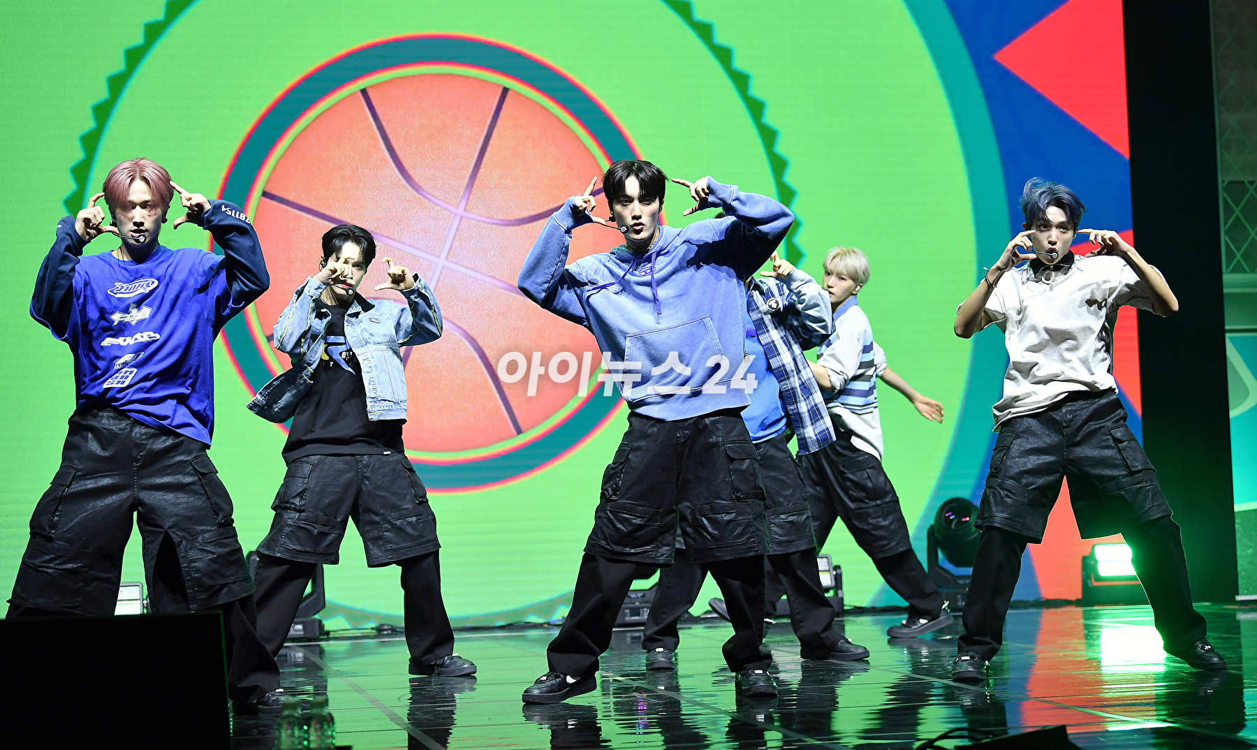 그룹 미래소년이 19일 오후 서울 서대문구 신촌캠퍼스백주년기념관 콘서트홀에서 열린 미니 5집 'Boys will be Boys' 발매 기념 쇼케이스에서 무대를 선보이고 있다. [사진=곽영래 기자]