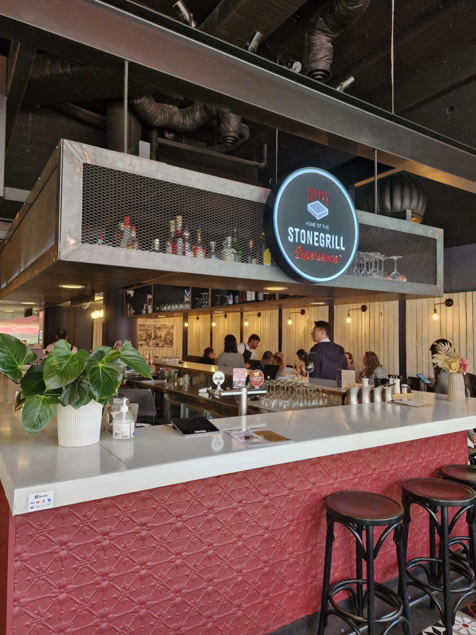 The Flames Galore 식당 내부