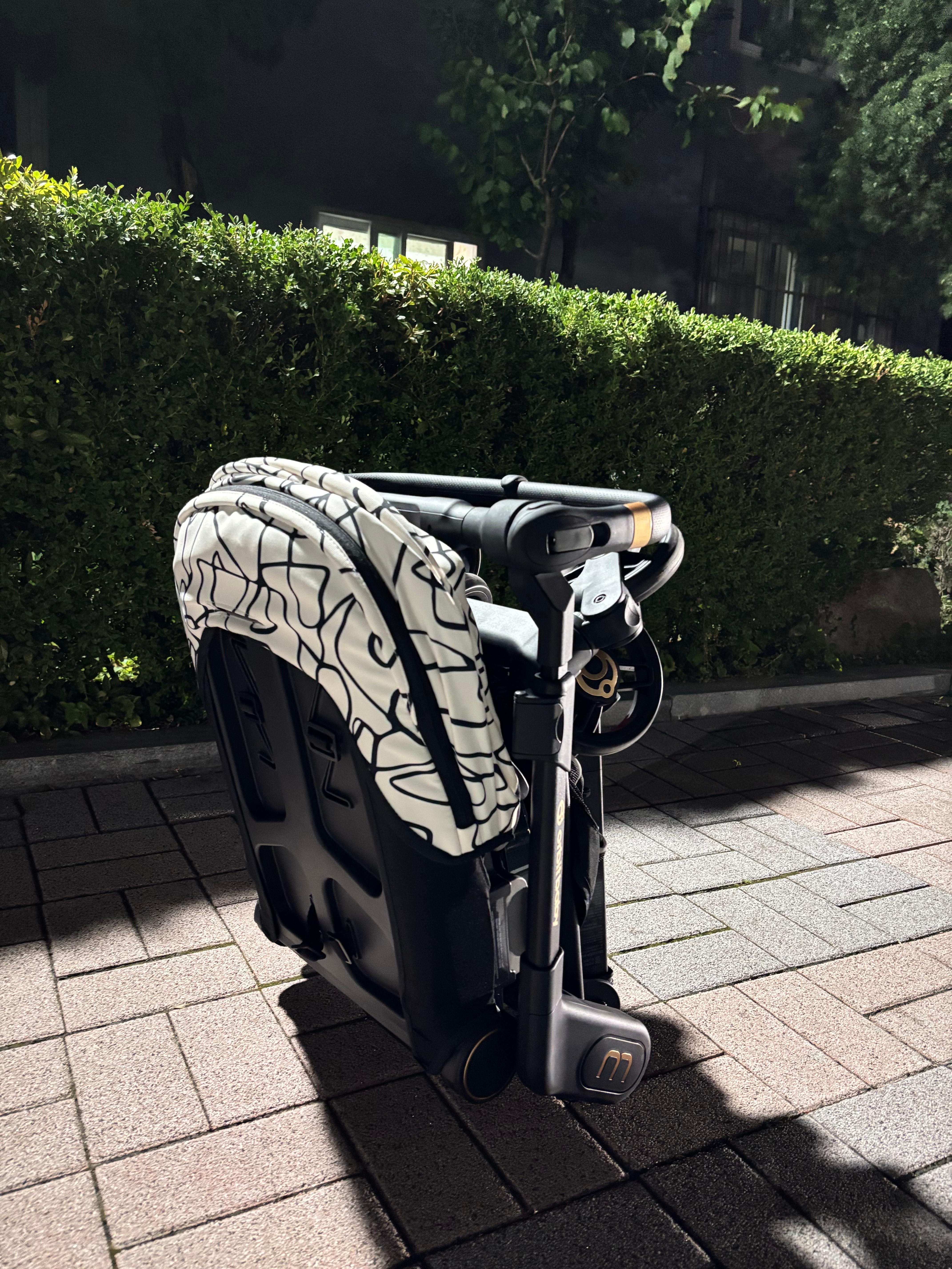 컴팩트하고 편리한 오르빗 올인원 유모차 m 폴딩된 사진