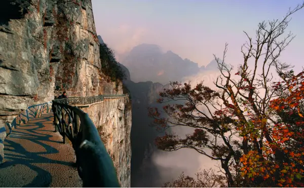 아찔한-절벽을-따라-가을-풍경을-감상할-수-있는-귀곡잔도