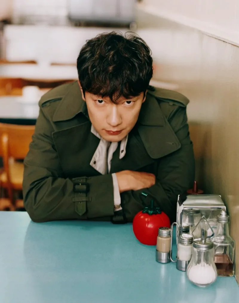 손석구 버버리, 손석구 패션, 버버리 트렌치코트, 2025 체크 트렌드, 버버리 윈드브레이커, 버버리 런던 패션위크, 남성 패션 트렌드, 버버리 캠페인, 버버리 런웨이 스타일