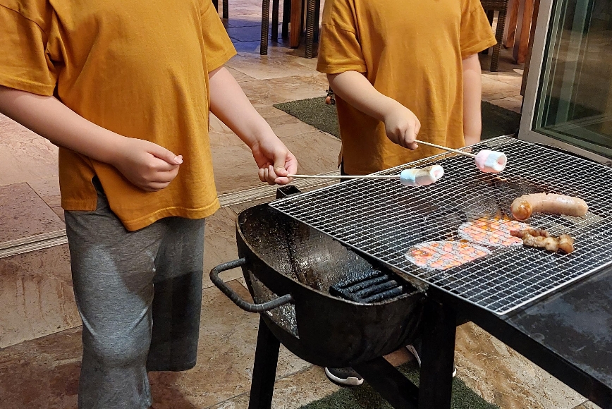 우리 꼬맹이들은 마시멜로 굽는라~ 정신없음! ㅎㅎ