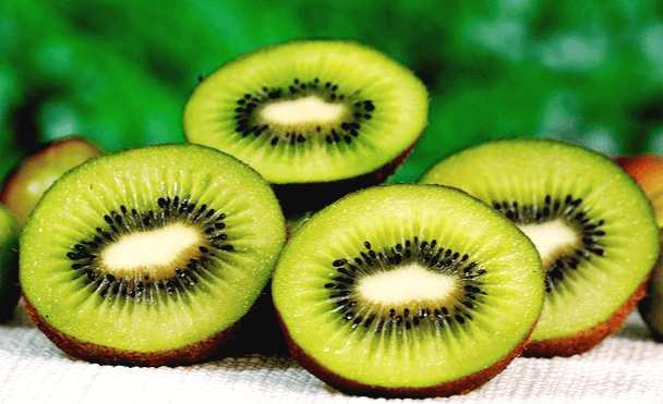 반으로 잘린 키위들이 있다. 키위는 모두 4조각으로 초록색이며 가운데 검정씨들이 원을 그리고 있다.